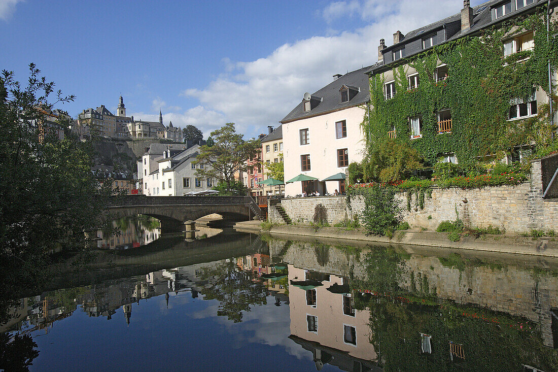 Ein Café am Fluss Alzette im Stadtteil Grund in Luxemburg