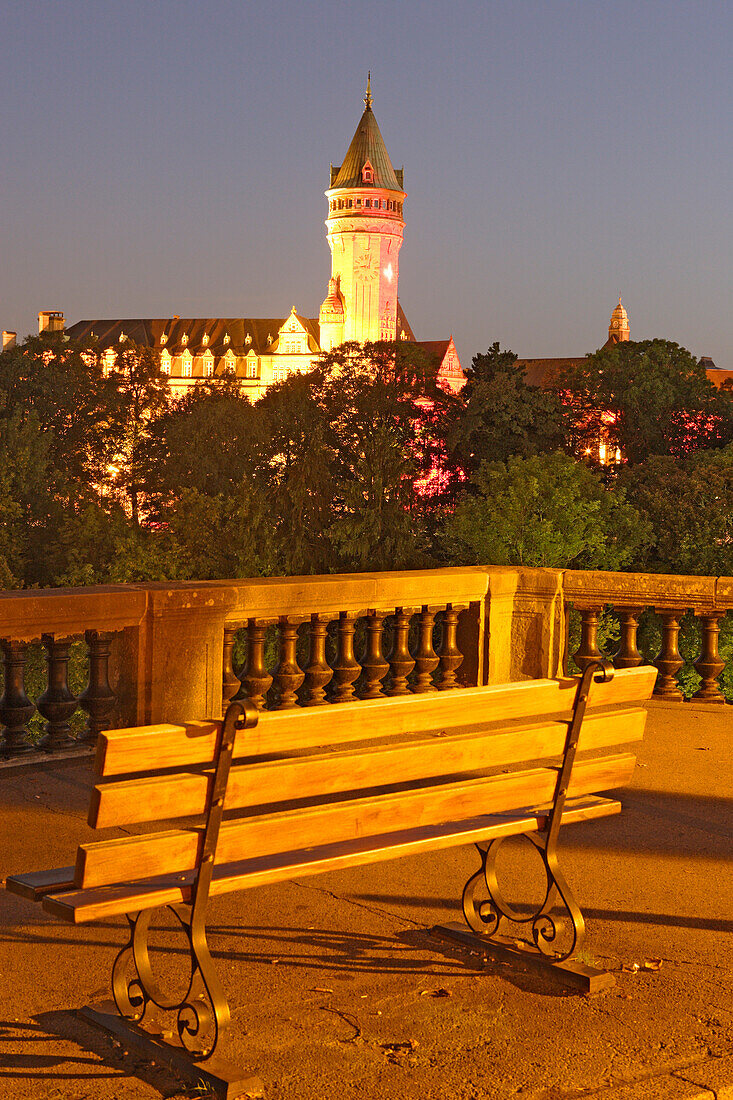 Bank mit Blick auf die Staatssparkasse am Abend, Luxemburg, Luxemburg, Europa