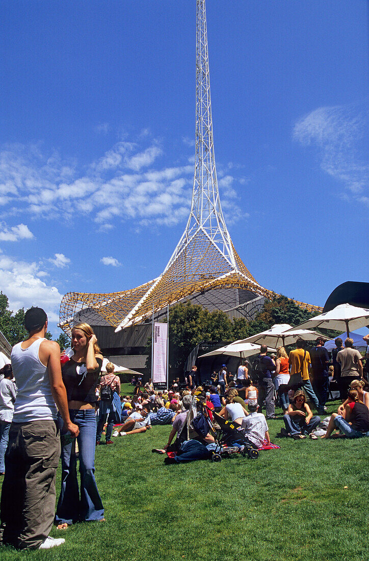 Jugendliche bei einem kostenlosen Sonntagskonzert beim Arts Center in der Swanston Road, Melbourne, Victoria, Australien