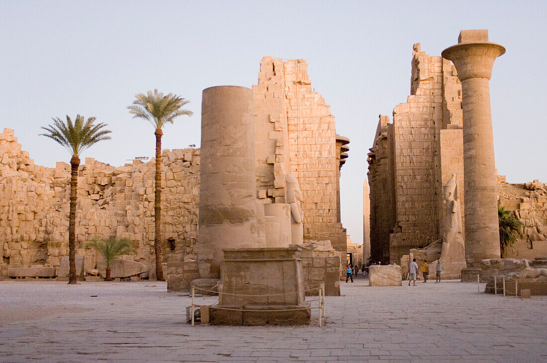 Touristen besuchen Karnak Tempel, Luxor, Ägypten
