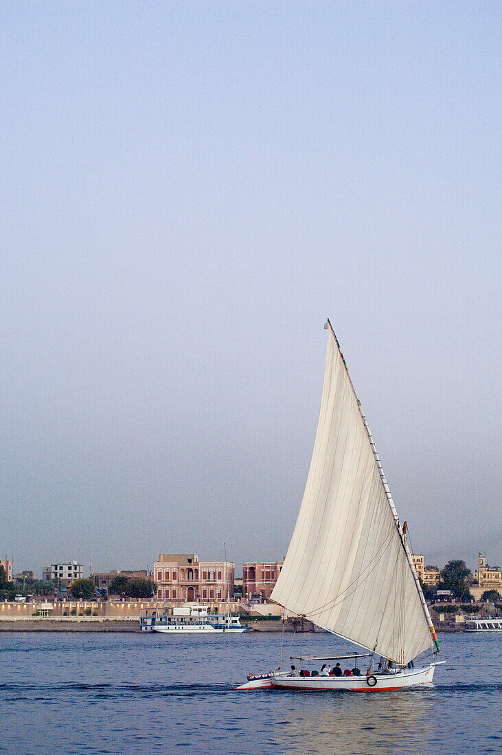Ein Segelboot am Nil, Niltal, Luxor, Ägypten