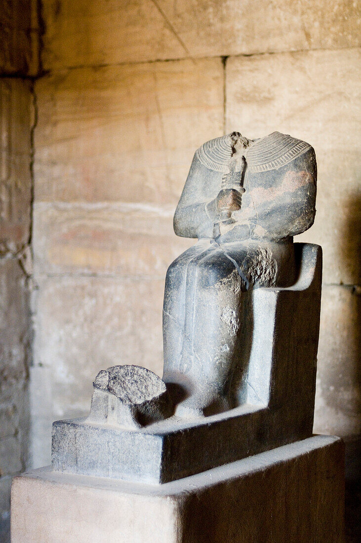 Eine kopflose Statue, Karnak Tempel, Luxor, Ägypten