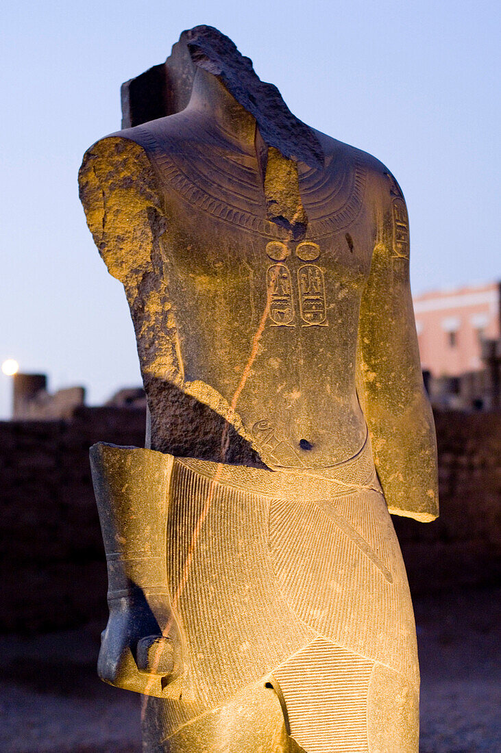 Eine kopflose Statue, abstrakt, Tempel von Luxor, Luxor, Ägypten