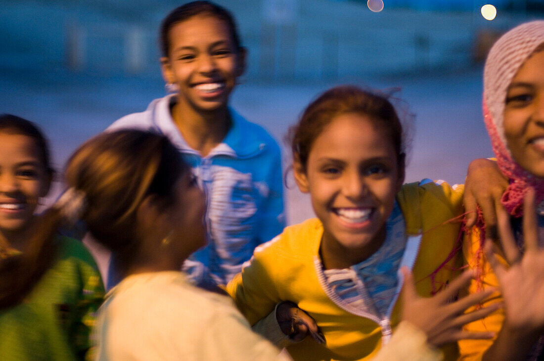 Vier Mädchen, Freundinnen, im Abendlicht, Luxor, Ägypten
