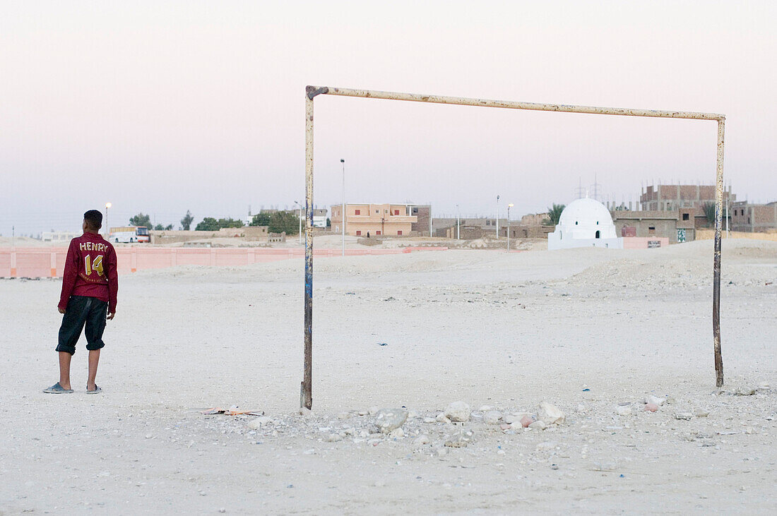 Mann spielt Fußball, Torwart, Luxor, Ägypten
