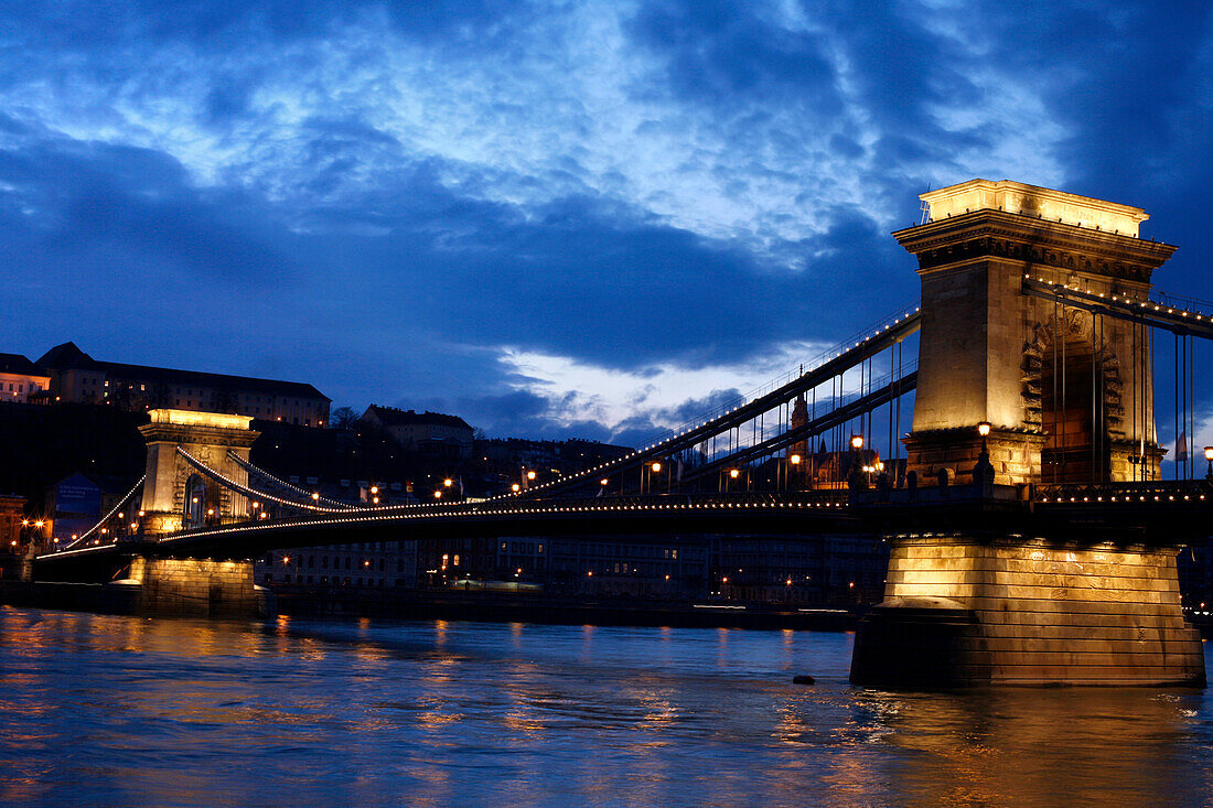 Die Kettenbrücke bei Nacht, Budapest, Ungarn