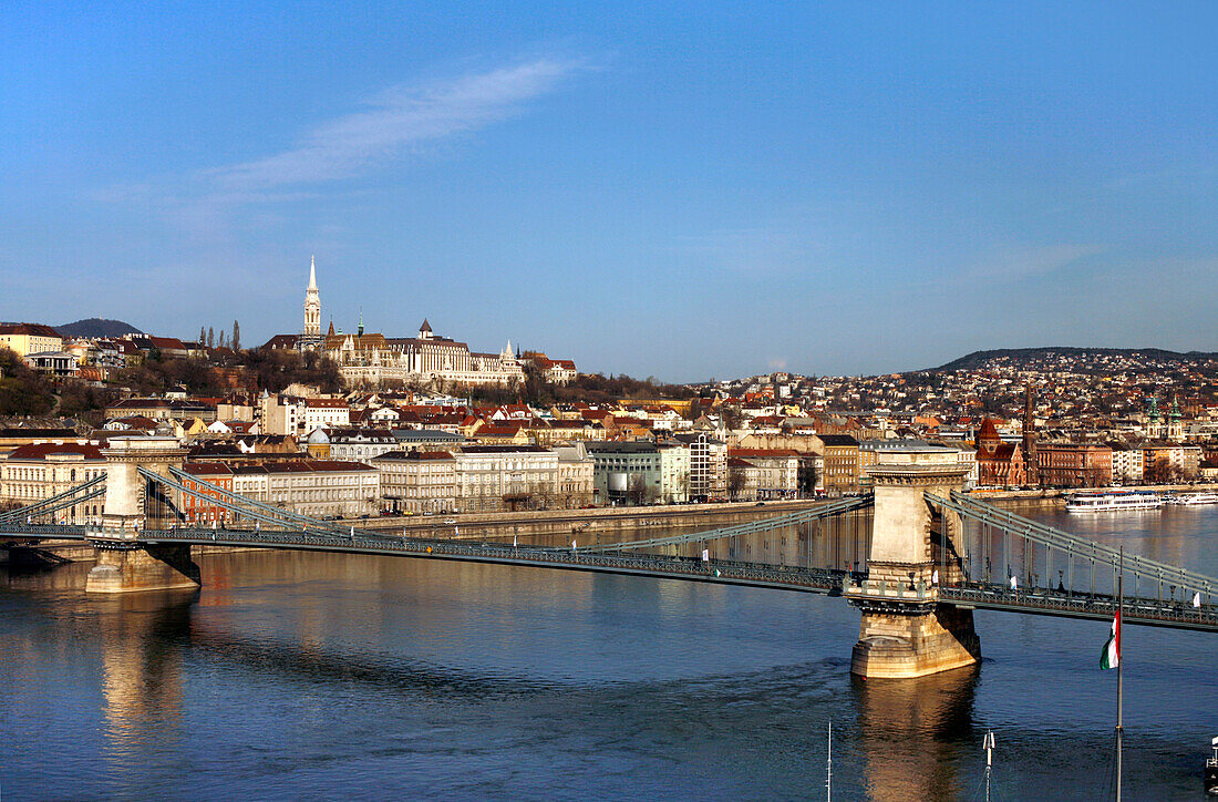 Die Kettenbrücke mit Matthiaskirche im Hintergrund, Budapest, Ungarn