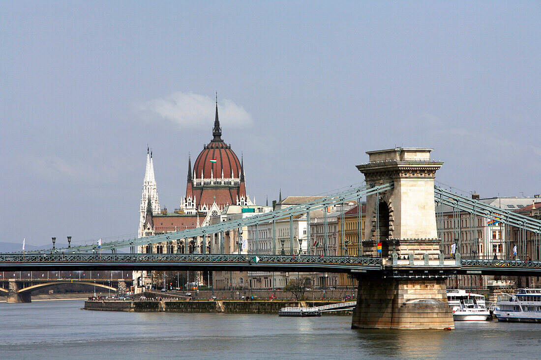 Die Kettenbrücke und das Parlamentsgrbäude, Landesrat, Budapest, Ungarn