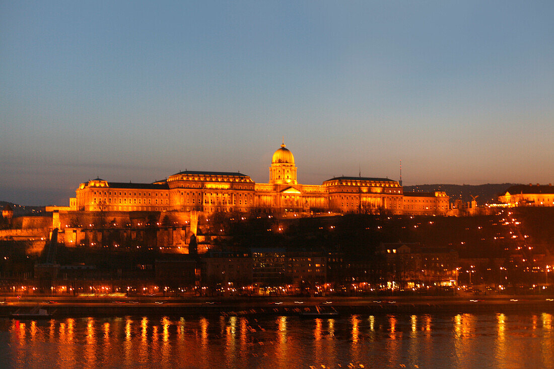 Burgpalast und der Donau bei Nacht, Budapest, Ungarn