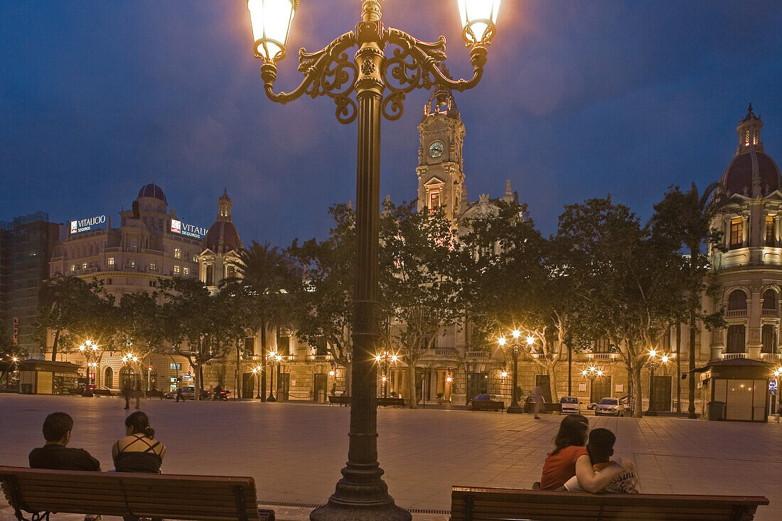 nighttime, couples on park bench, Plaza del Ayuntamiento, Art Nouveau, Valencia, Spain