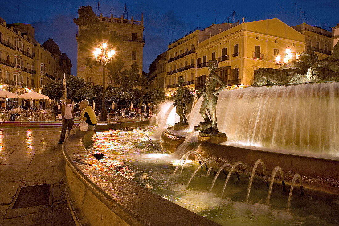 Turia Brunnen, abends, Plaza de la Reina, Valencia