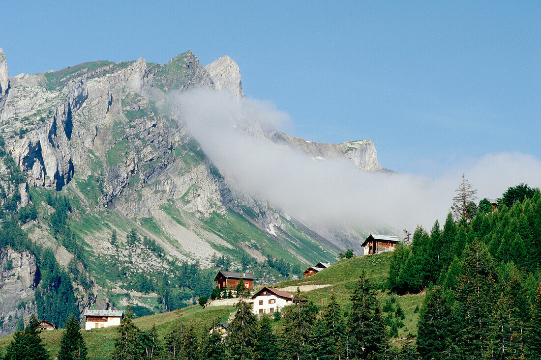 Gebirgslandschaft mit Häusern, Kanton Wallis, Schweiz