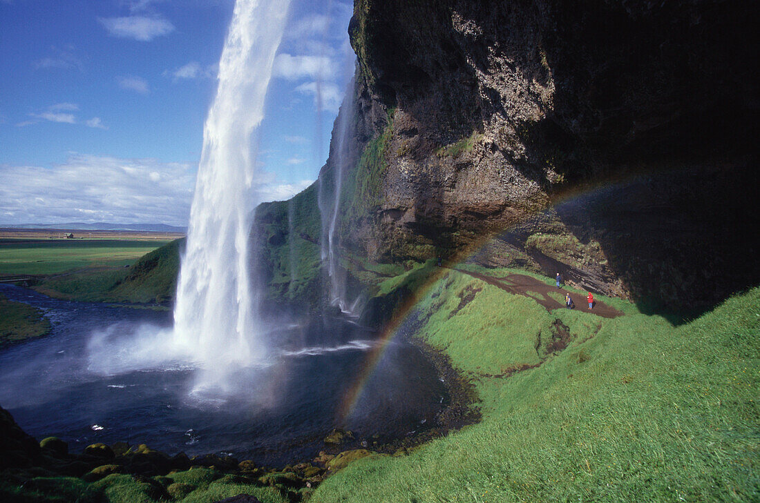Regenbogen und Wasserfall, Seljalandsfoss in Seljaland, Island