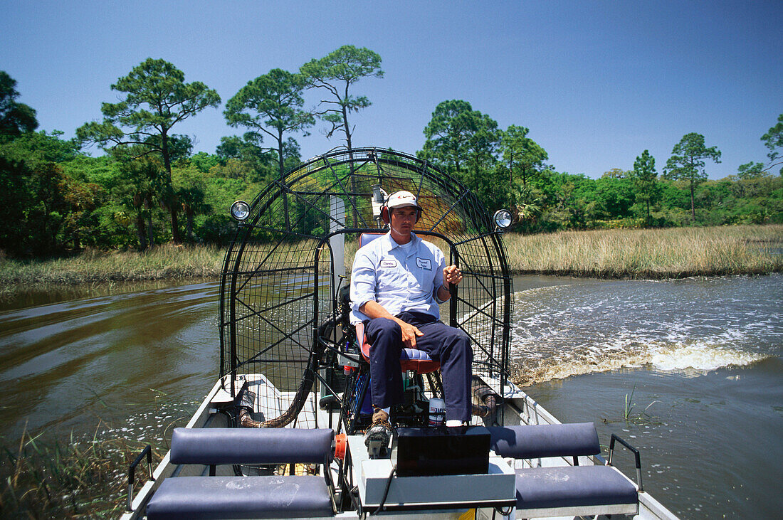 Mann fährt Propellerboot, Airboot, Airboat Tour, Everglades, Florida, USA