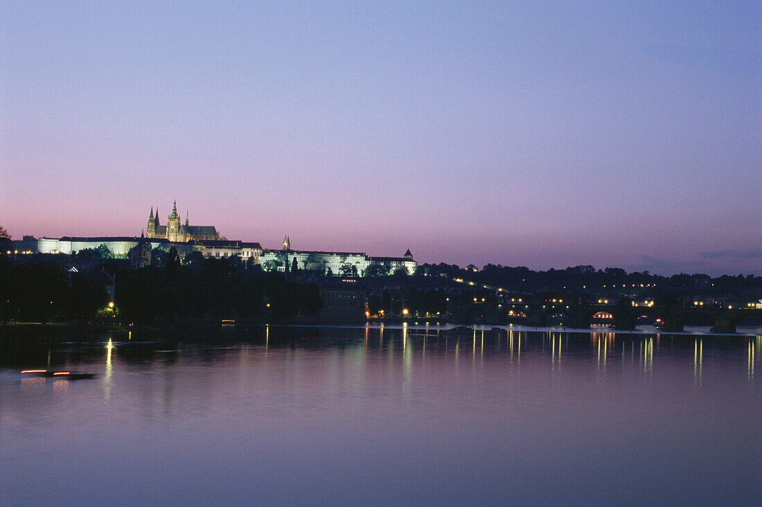 Karlsbrücke in der Abenddämmerung, Prag, Tschechien