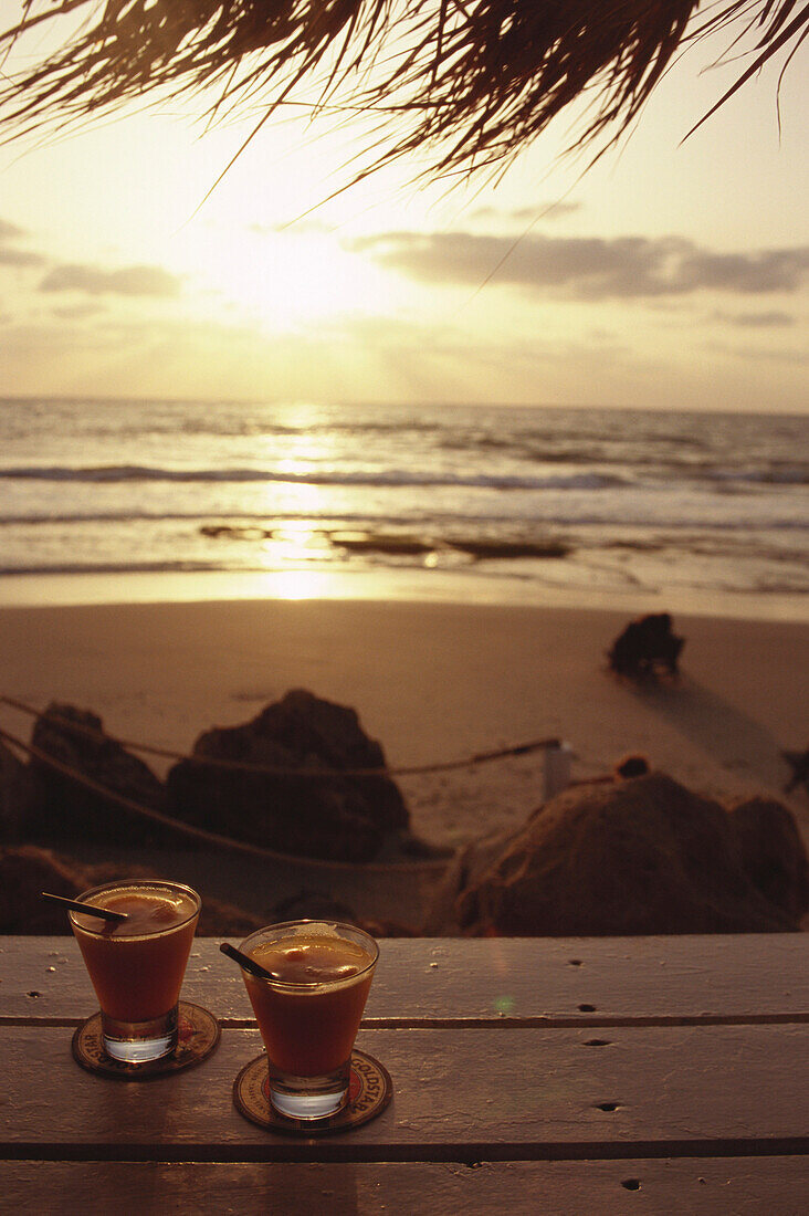 Drinks im Sonnenuntergang am Strand, Tel-Aviv, Israel