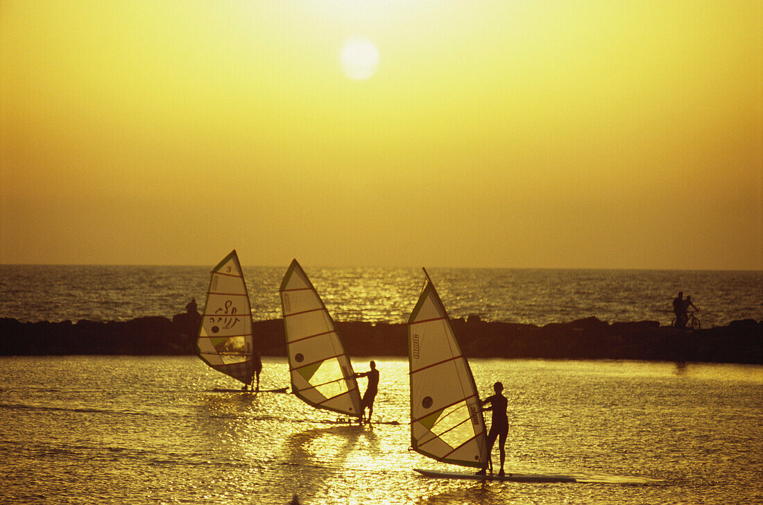 Sonnenuntergang an der New Port Area, Windsurfer, Tel-Aviv, Israel