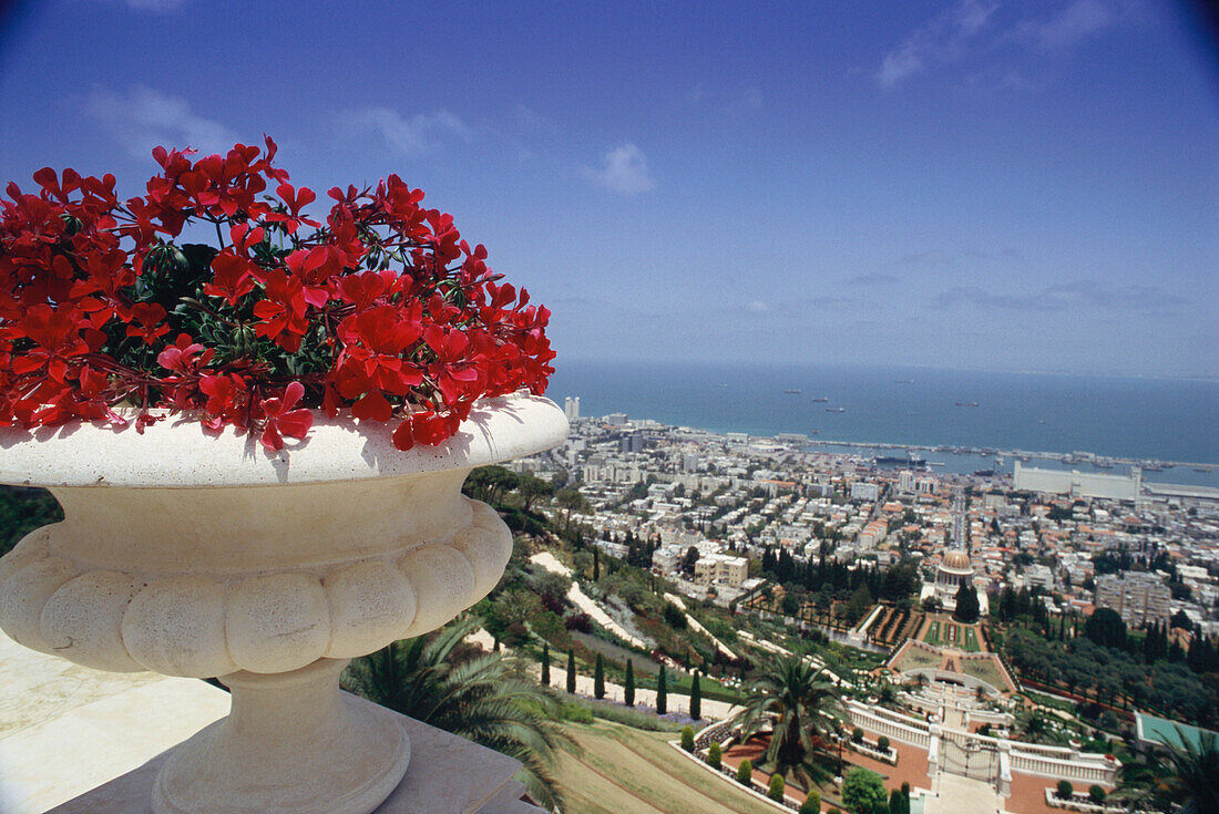 Bahai Tempel and surrounding Bahai Gardens, View towards the sea, Haifa, Israel