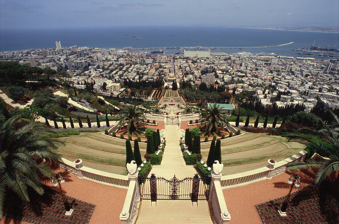 Bahai Tempel and surrounding Bahai Gardens, View towards the sea, Haifa, Israel