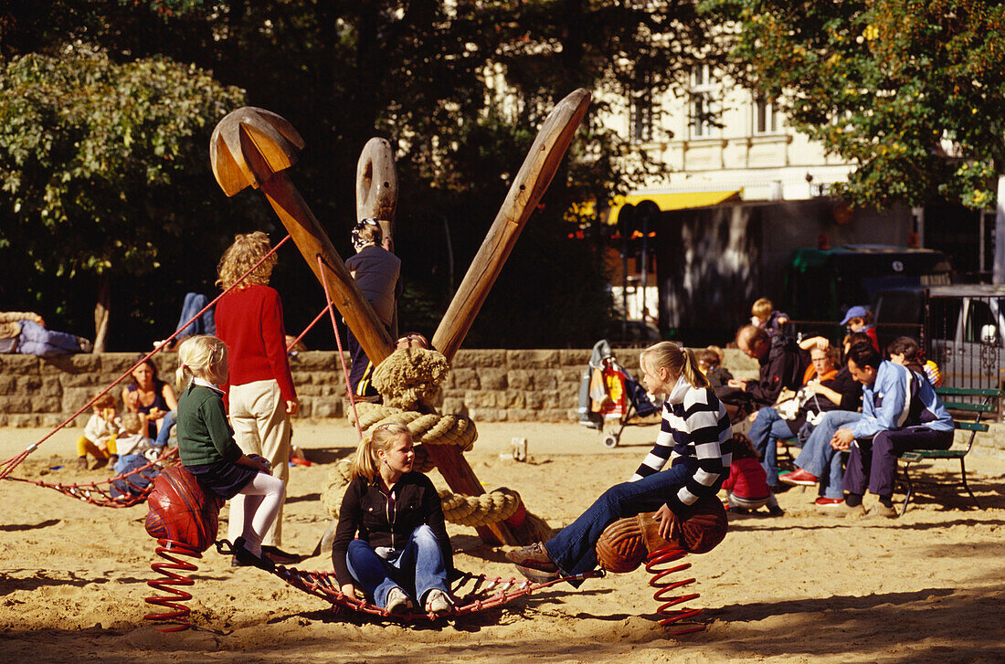 Kinder auf dem Spielplatz, Prenzlauer Berg, Berlin, Deutschland