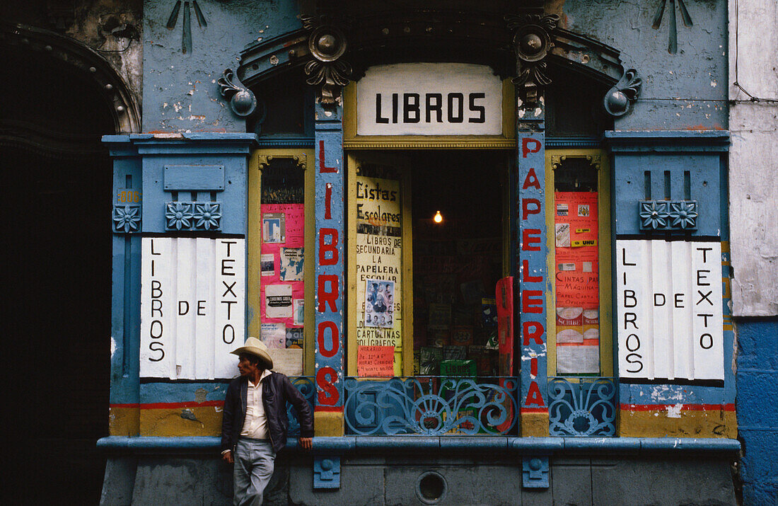 Einheimischer, Mann vor Buchladen, Mexico City, Mexiko