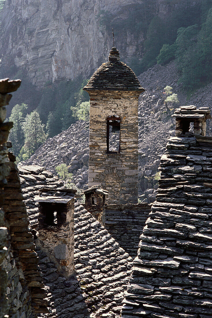 Dorf mit traditionellen Steinhäusern und kleine Kirche, Foroglio, Val Bavona, Tessin, Schweiz
