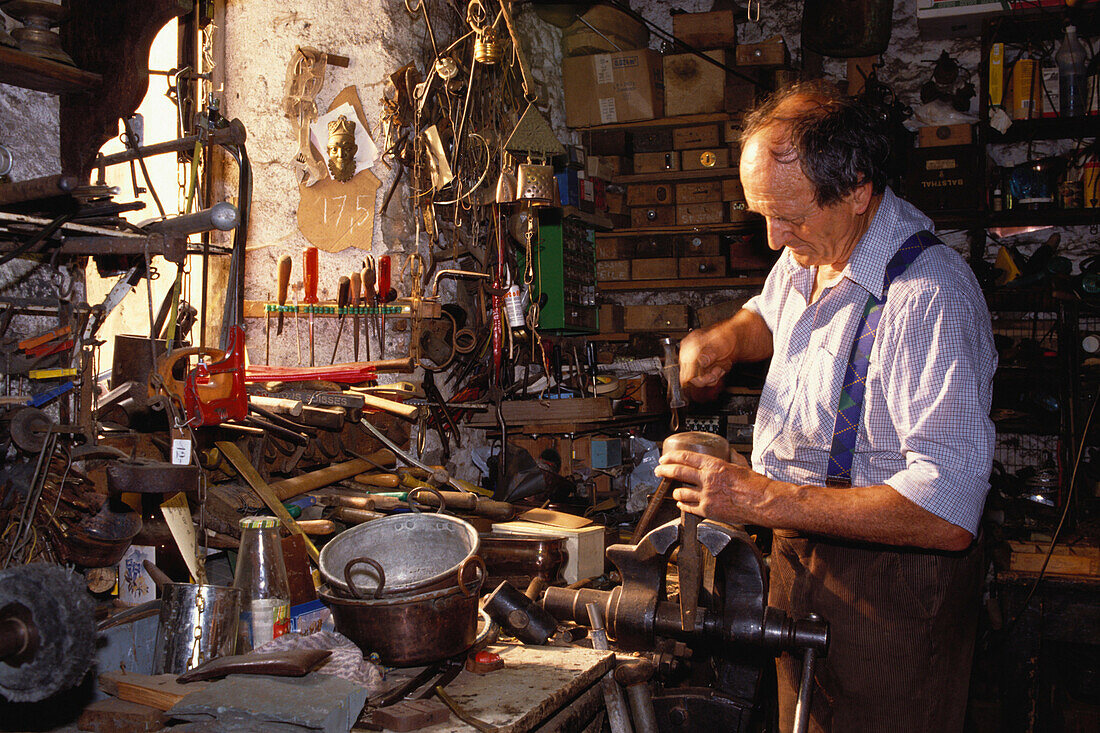 Ein Mann, Antiquitätenhändler in Carosa, Tessin, Schweiz