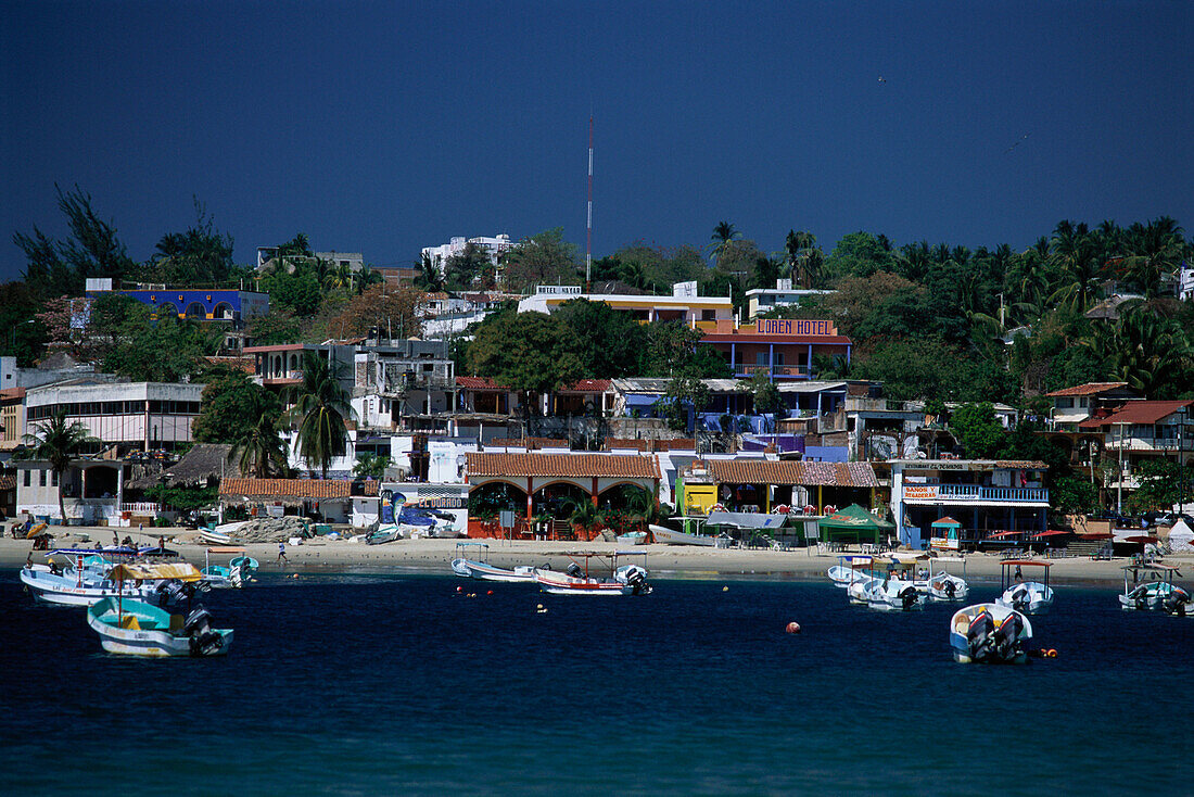 Strandansicht mit Strand, Playa Municipial, Puerto Escondido, Oaxaca, Mexiko, Amerika