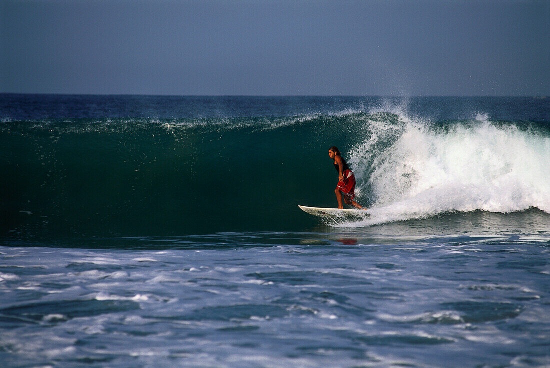 Surfer in Welle, Playa Zicatela, Puerto Escondido, Oaxaca, Mexiko, Amerika