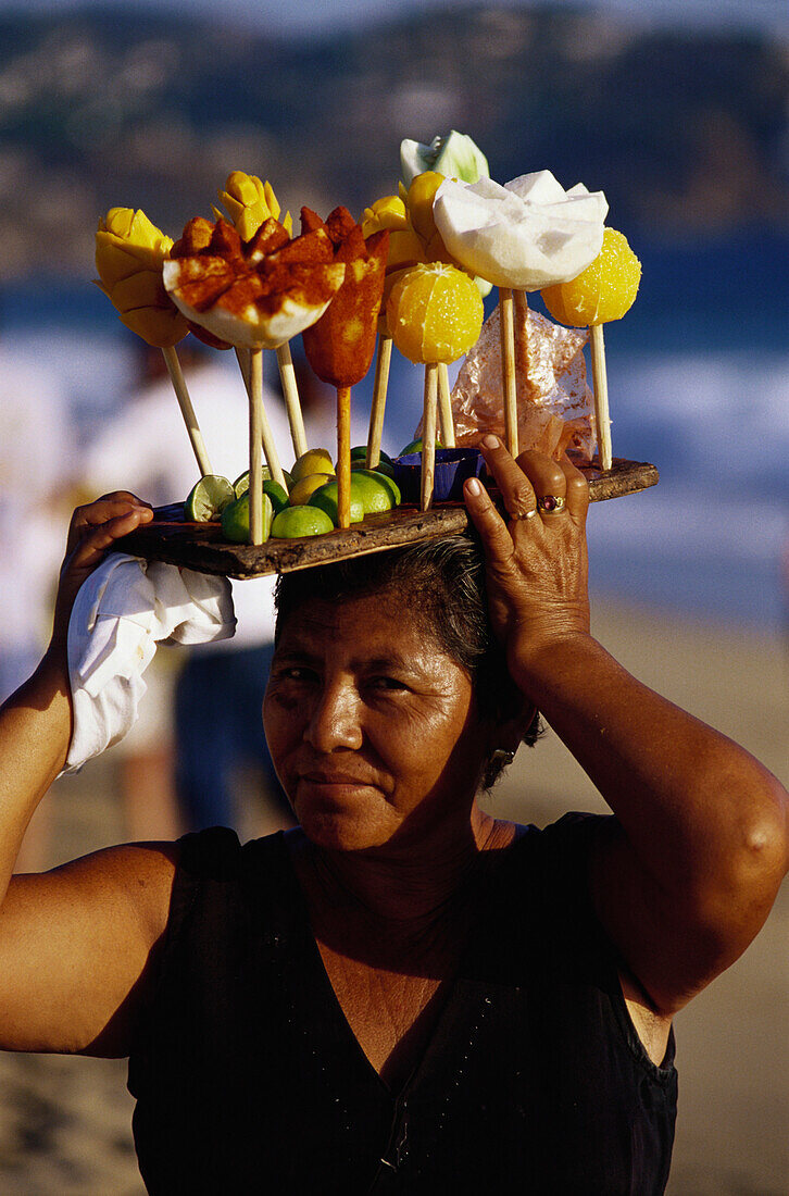 Frau trägt Früchte mit Chilli, Mexiko, Amerika