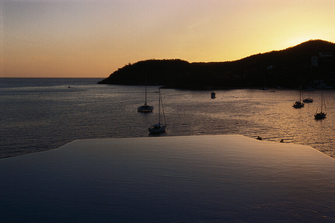 Aussicht über die Bucht bei Sonnenuntergang, La Casa que canta Zihuatanejo, Mexiko, Amerika