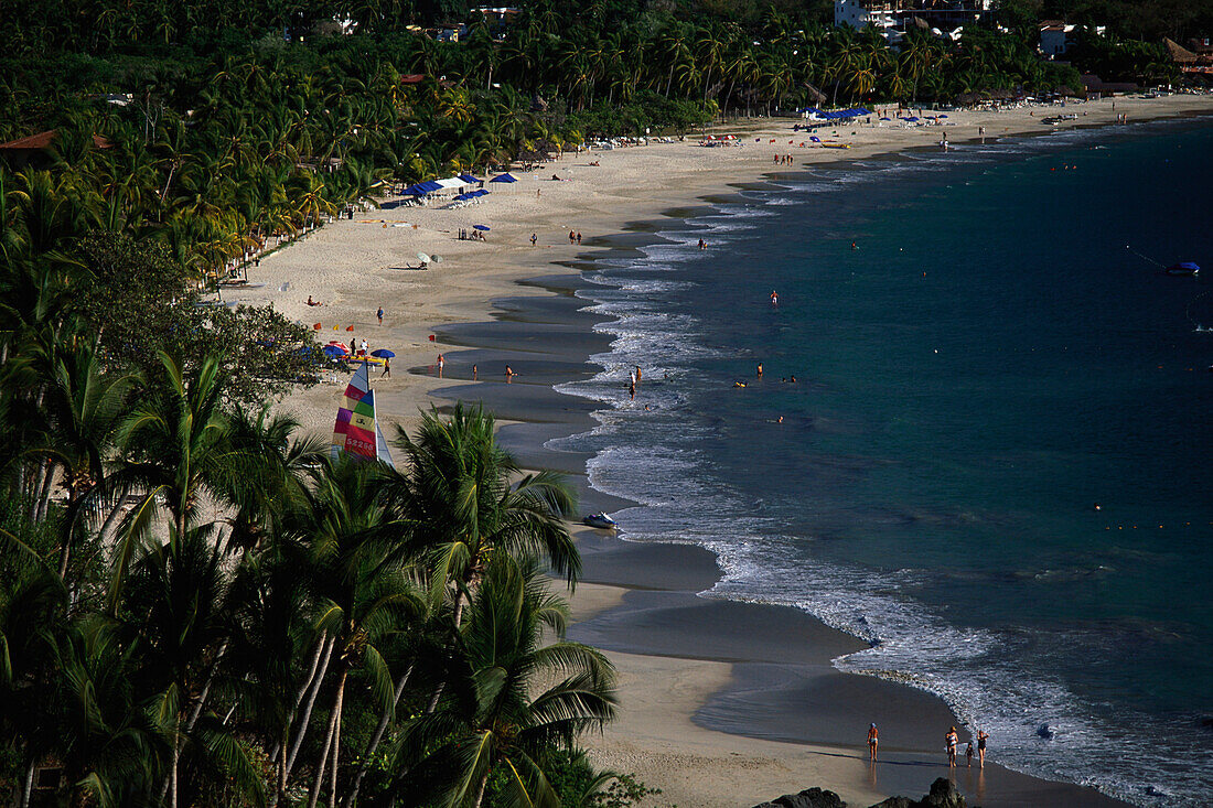 Palmenstrand, Playa la ropa, Zihuatanejo, Guerrero, Mexiko, Amerika