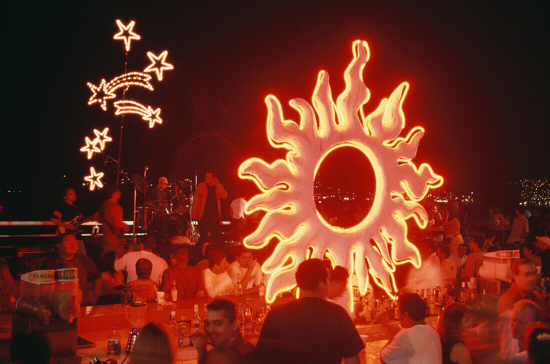 Leute beim Feiern in Latino Bar an Playa Icacos, Acapulco, Mexiko