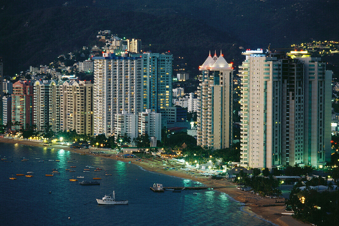 Strand mit Hochhäuser, Playa Icacos, Acapulco, Mexiko
