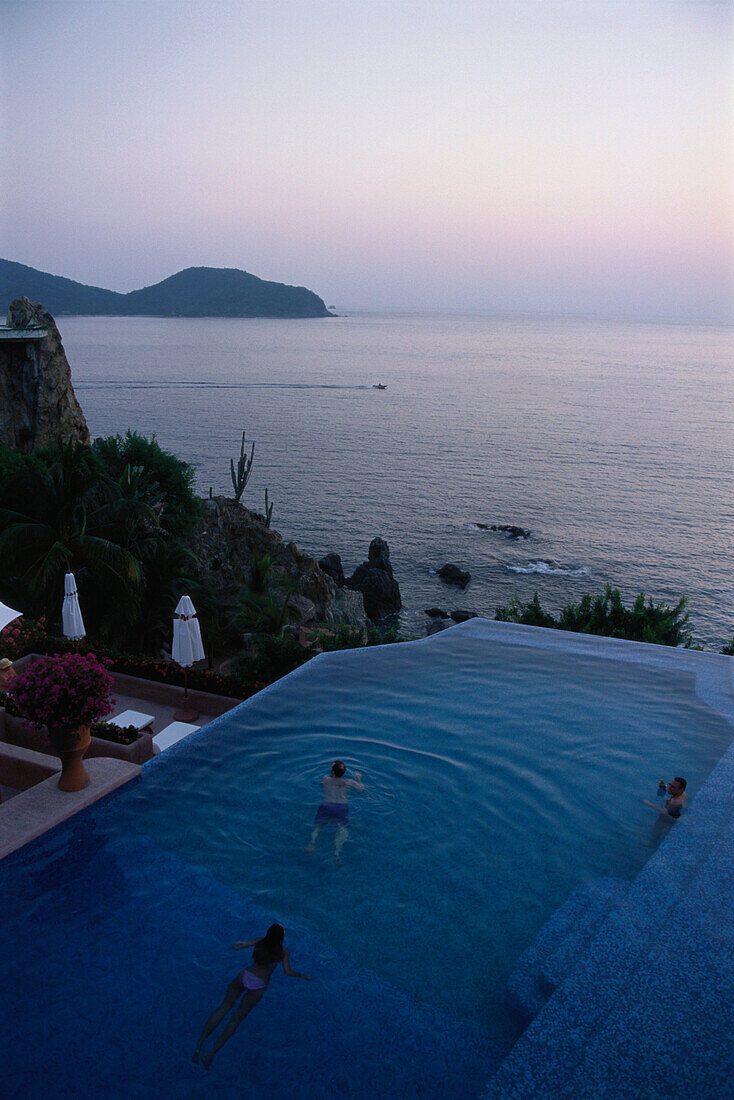 Leute im Pool, kleines Luxus Hotel, La Casa que Canta, Zihuantanejo, Mexiko