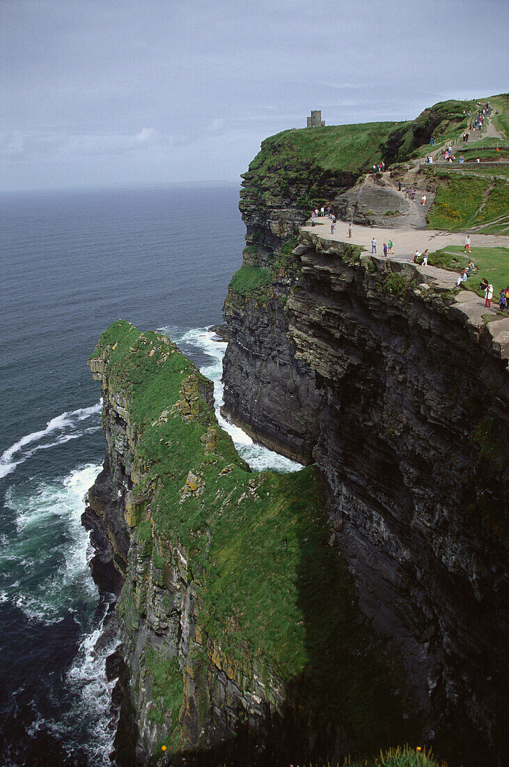 Leute laufen entlang der Klippe, Cliffs of Mother, County Clare, Irland