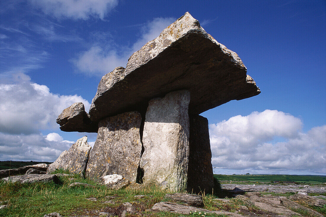 Dolmen, Pulnabrone, Kilfenora, Burren, County Clare, Irland