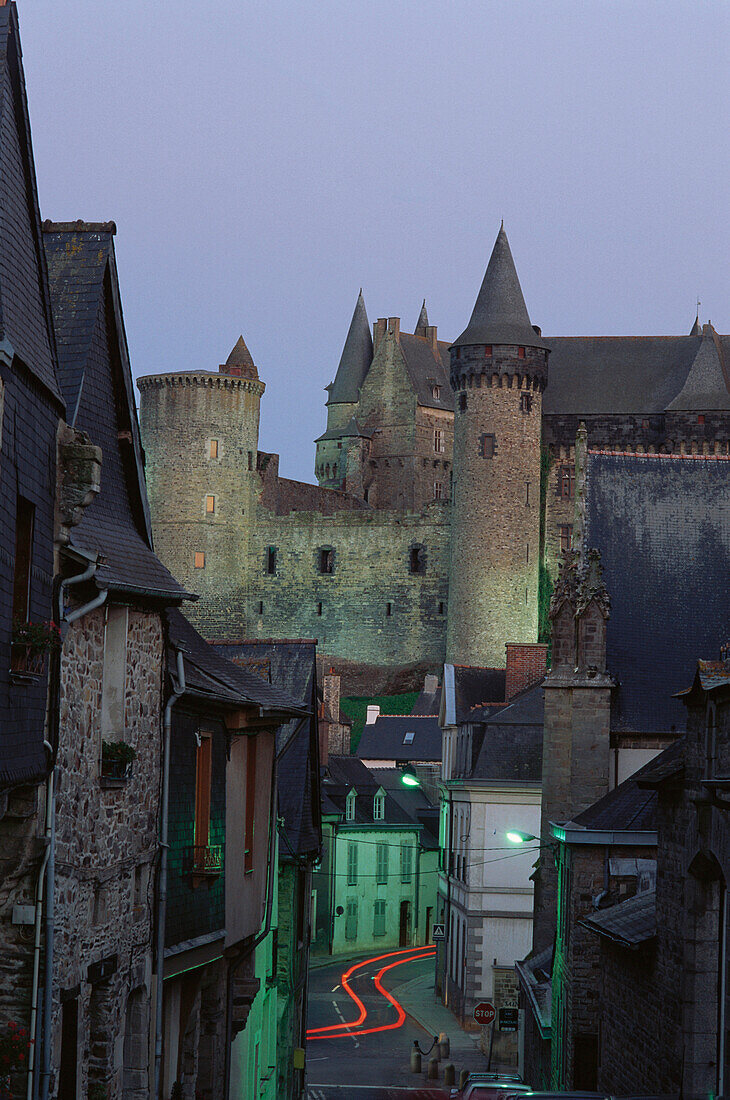 Stadt mit Schloss, Château im Hintergrund, Vitre, Bretagne, Frankreich