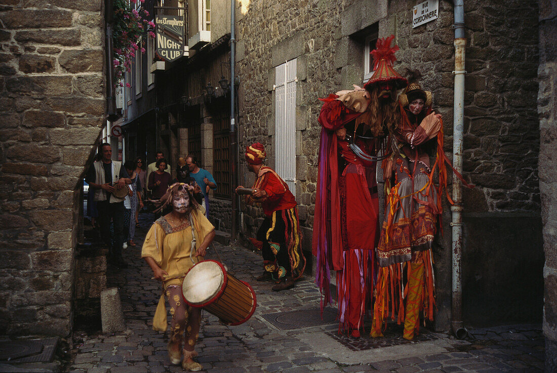 Leute beim Kulturfestival, Dinan, Bretagne, Frankreich