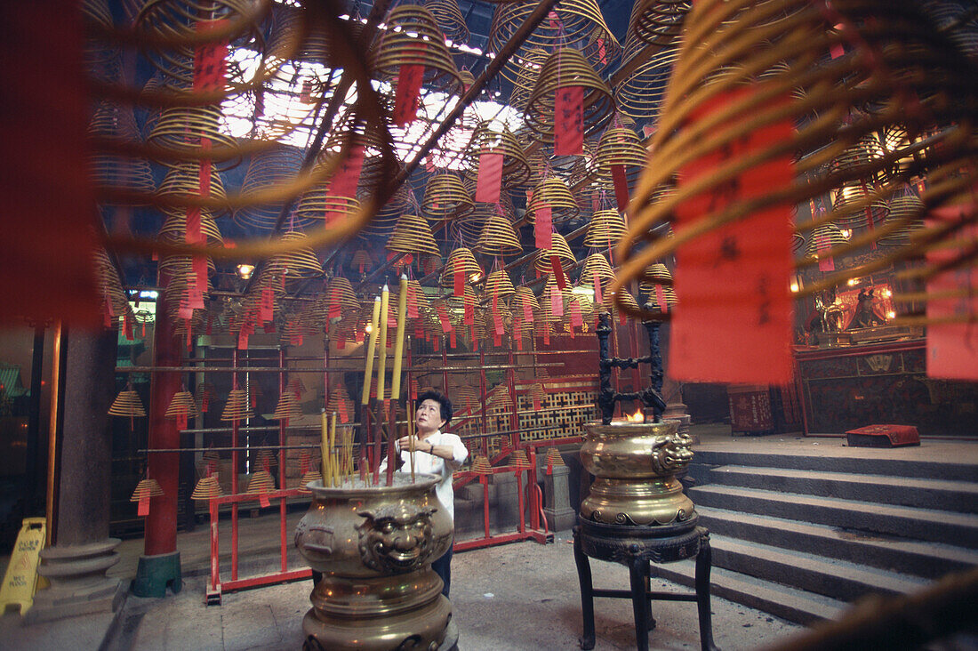 Mann in Mo Tempel, Sheung Wan, Hongkong, China