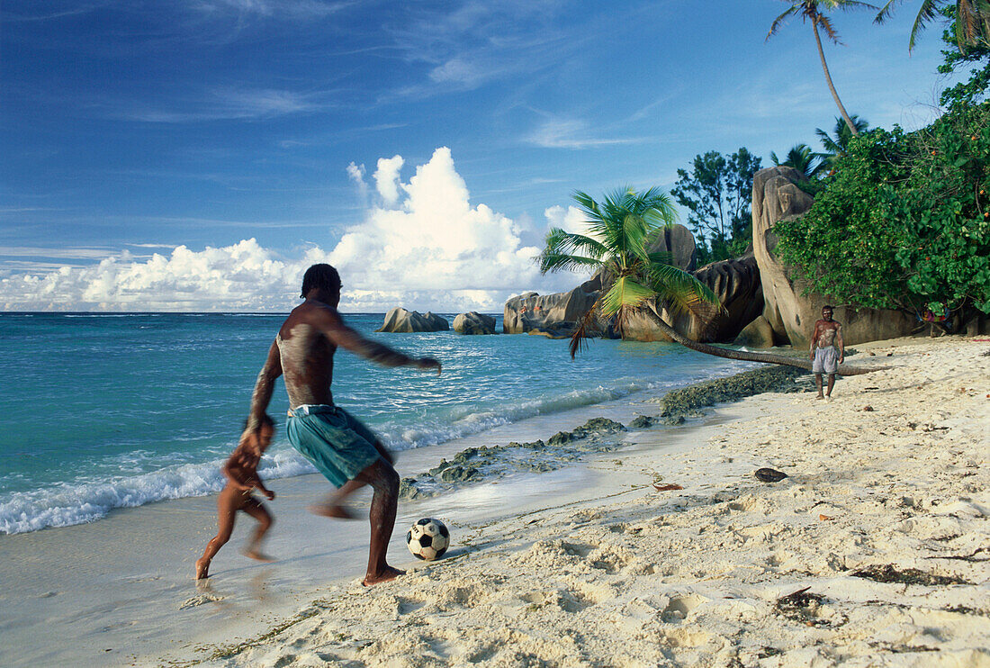 Seychellois beim Fußballspielen, Fußballspiel, am Strand, Anse Source d'Argent, La Digue, Seychellen