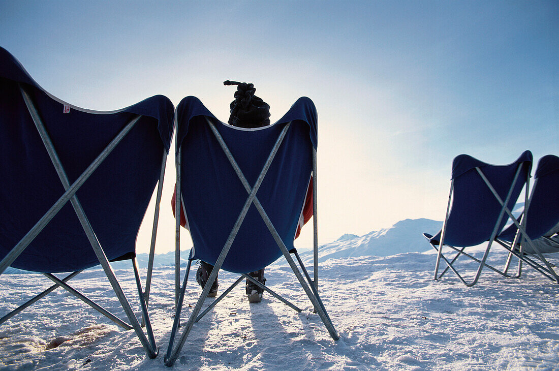 Liegestühle im Schnee, Crap Sogn Gion, Laax, Graubünden, Schweiz