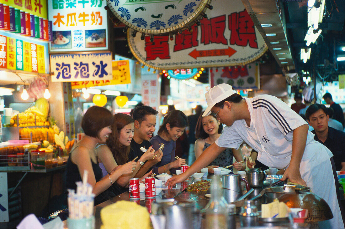 Einheimischer, Leute beim Essen, Shilin Nachtmarkt, Taipeh, Taiwan, Asien