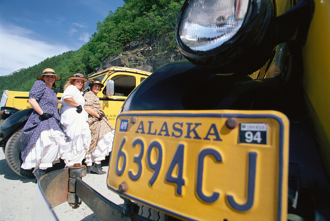 Drei Fahrerinnen in Trachtenkleider, Ausflugsbusse, Skagway, Alaska, USA