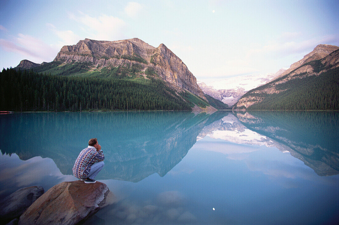 Mann genießt den Ausblick, Lake Lousie, Rocky Mountains, Alberta, Kanada