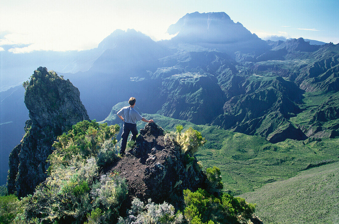 Mann betrachten den Ausblick von Maido in den Cirque de Mafate, La Réunion