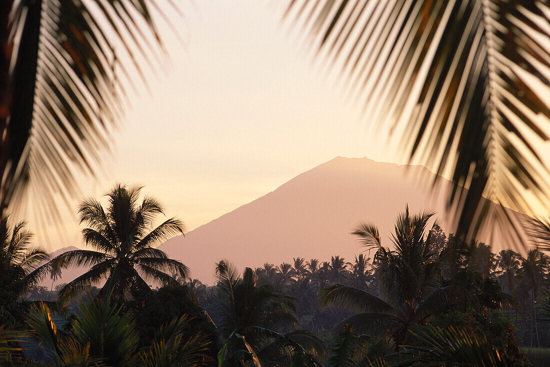 Gunung Agung bei Sonnenuntergang, Berg, Bali, Indonesien