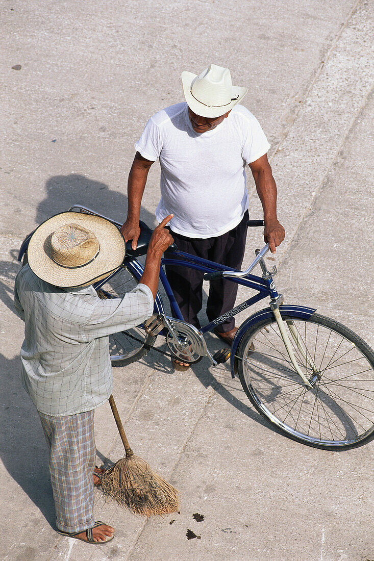 Zwei Männer unterhalten sich, Izamal, Halbinsel Yucatan, Mexiko