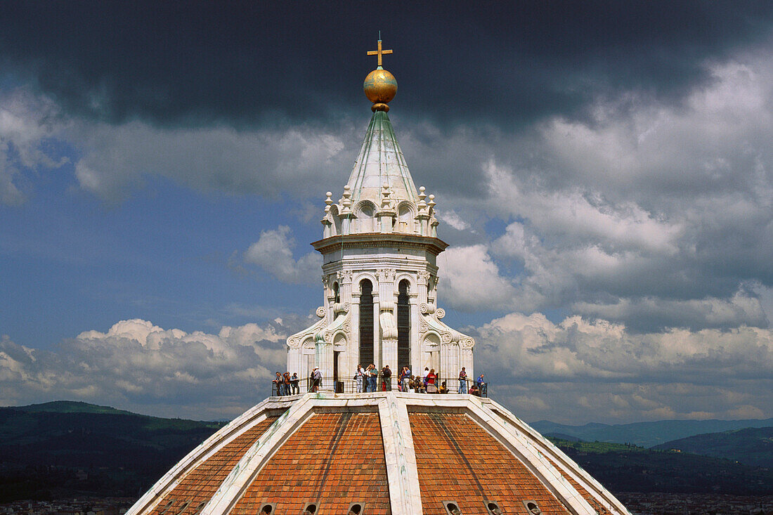 Menschen an der Spitze der Kuppel des Doms, Dom Santa Maria del Fiore, Florenz, Toskana, Italien