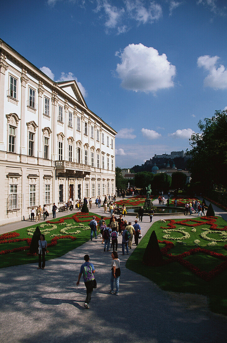 Touristen im Mirabellgarten, Schloss Mirabell, Festung Hohensalzburg, Salzburg, Österreich